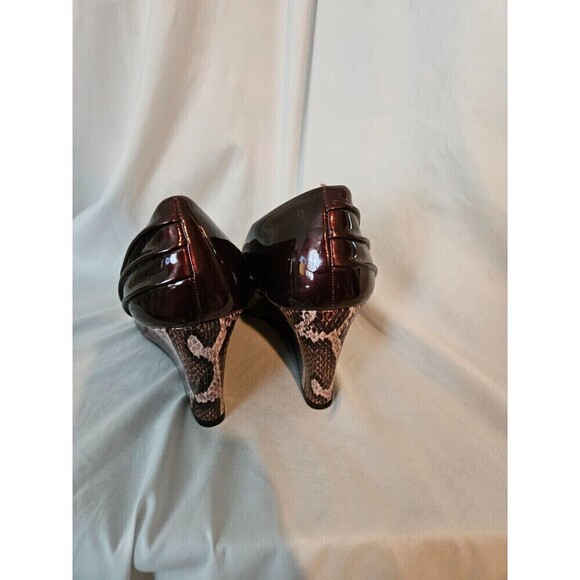 Bandolino Heels Womens 9 M Wedge Slip On Wine Color Faux Leather Round Toe - Picture 3 of 5